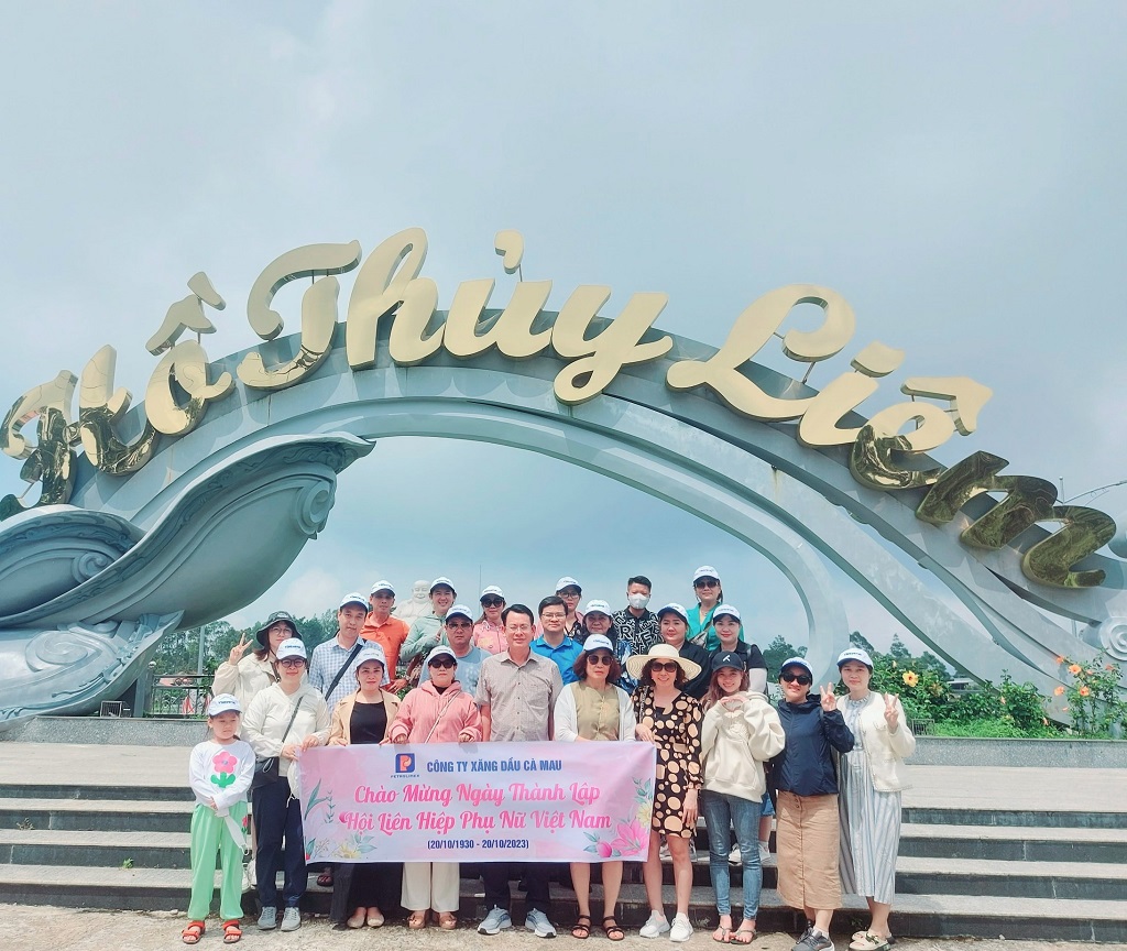 Cán bộ người lao động nữ Công ty Xăng dầu Cà Mau vui tươi trong chuyến tham quan kỷ niệm Ngày Phụ nữ Việt Nam 20/10