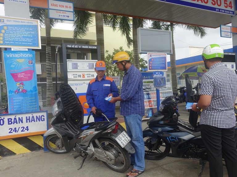 Khách hàng Vinaphone Cà Mau đổi điểm nhận phiếu xăng