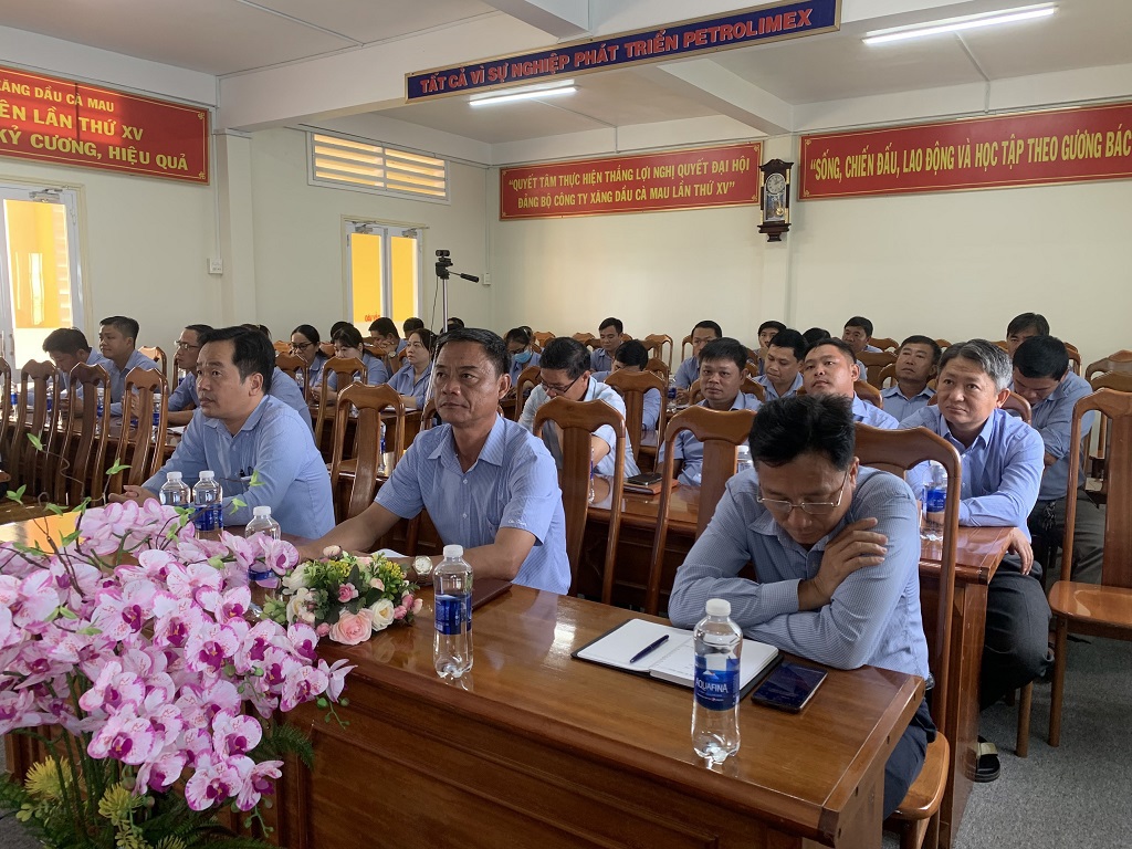 Petrolimex Cà Mau học tập Chuyên đề "Văn hóa Hồ Chí Minh về học tập, lao động, làm việc"