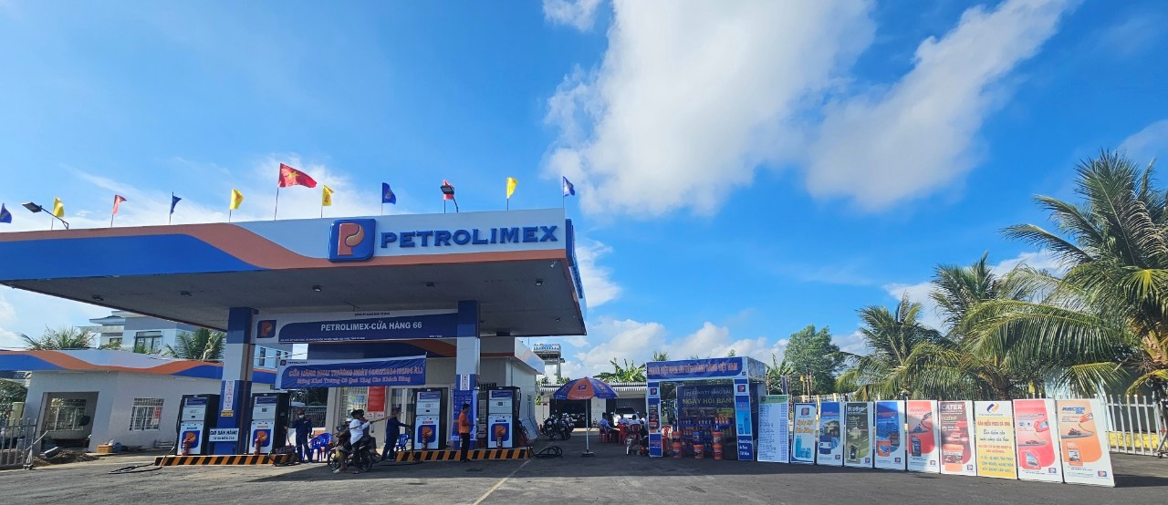 Khai trương bán hàng tại Petrolimex Cửa hàng 66