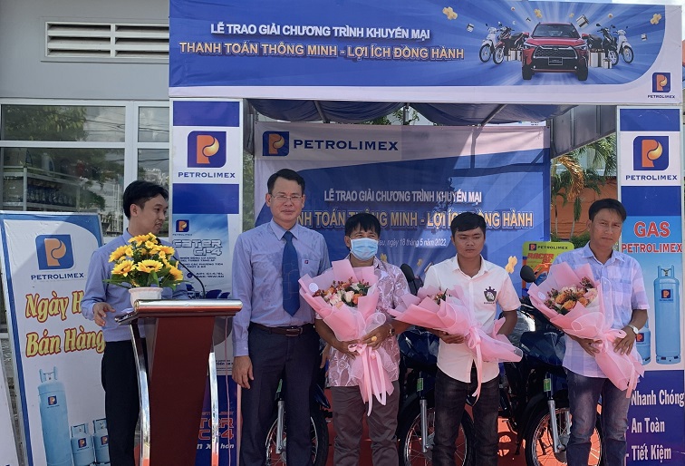 Petrolimex trao giải Chương trình "Thanh toán thông minh - Lợi ích đồng hành" tại Cà Mau
