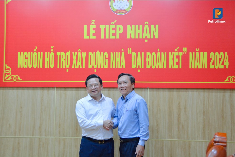Tập đoàn Xăng dầu Việt Nam (Petrolimex) hỗ trợ Ủy Ban MTTQ Việt Nam tỉnh Cà Mau xây dựng 100 căn nhà đại đoàn kết tổng trị giá 5 tỷ đồng