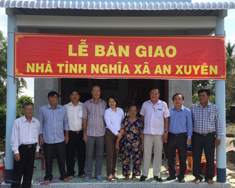 Trao nhà tình nghĩa tặng 2 gia đình liệt sỹ