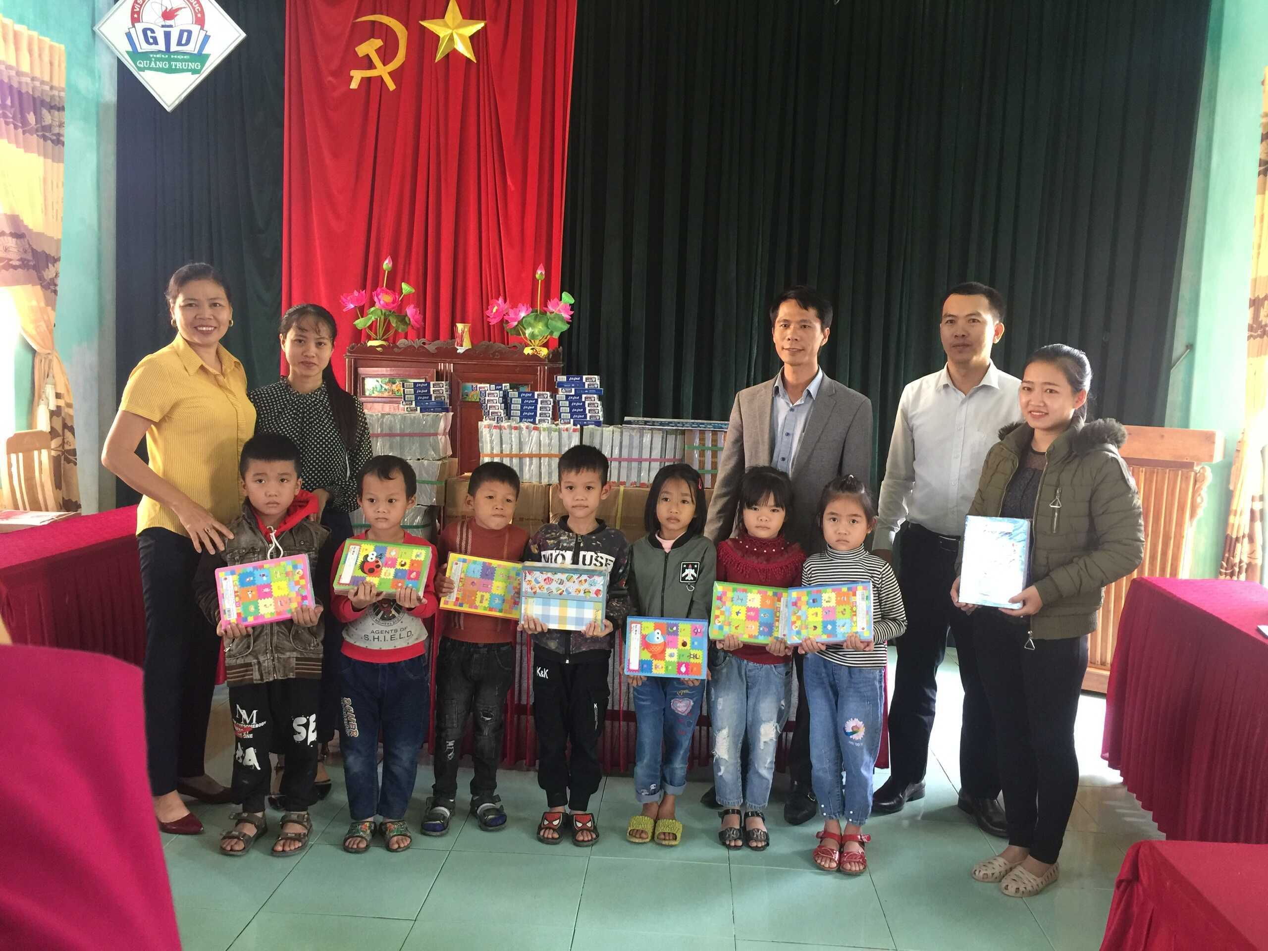 Công ty TNHH Liên doanh Kho Ngoại quan Xăng dầu Vân Phong chung tay ủng hộ đồng bào lũ lụt miền Trung