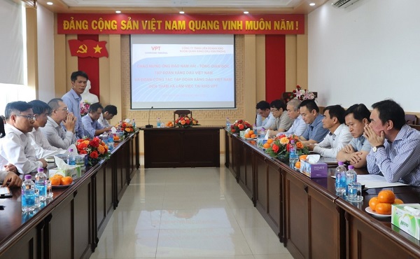 Ông Đào Nam Hải – Tổng Giám đốc Tập đoàn Xăng dầu Việt Nam và Đoàn công tác Tập đoàn Xăng dầu Việt Nam  làm việc tại Kho Ngoại quan Xăng dầu Vân Phong