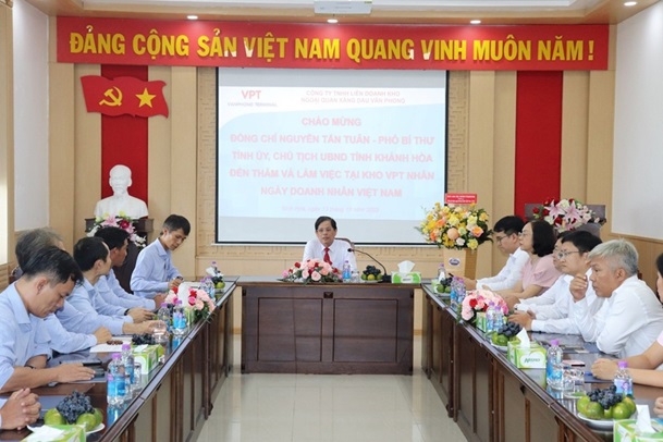 Phó Bí thư Tỉnh ủy/Chủ tịch UBND tỉnh Nguyễn Tấn Tuân thăm Công ty TNHH liên doanh kho ngoại quan xăng dầu Vân Phong nhân ngày Doanh nhân Việt Nam