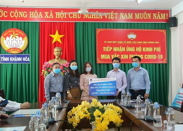 Công ty TNHH Liên doanh Kho Ngoại quan Xăng dầu Vân Phong đóng góp kinh phí mua vắc xin phòng Covid-19 tại Ủy ban Mặt trận Tổ quốc Việt Nam tỉnh Khánh Hòa