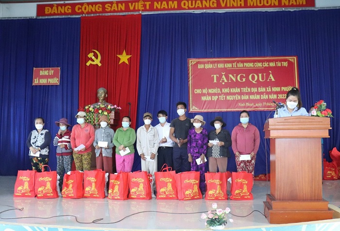 Chương trình tặng quà cho các hộ nghèo trên địa bàn xã Ninh Phước nhân dịp Tết Nguyên đán Nhâm Dần 2022