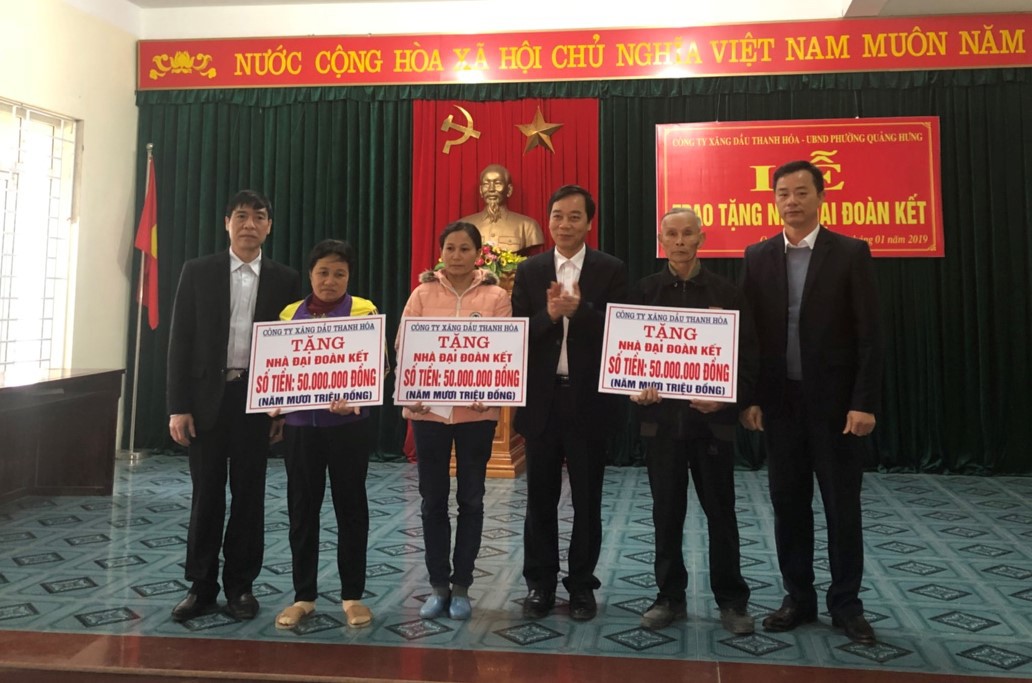 Trao tặng nhà đại đoàn kết cho hộ nghèo phường Quảng Hưng