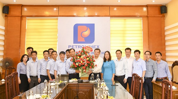 Kỷ niệm ngày Doanh nhân Việt Nam và đón nhận Bằng khen của Chủ tịch UBND tỉnh.