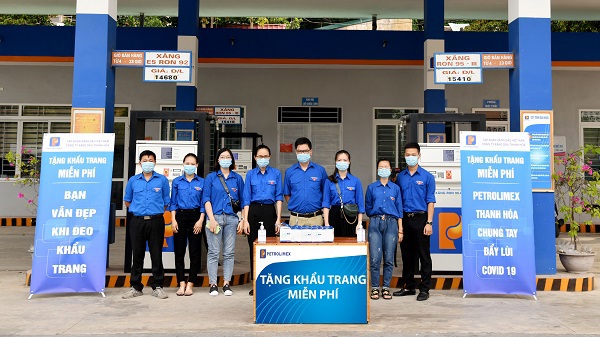 Đoàn thanh niên Petrolimex Thanh Hóa phát khẩu trang và sát khuẩn miễn phí cho khách hàng