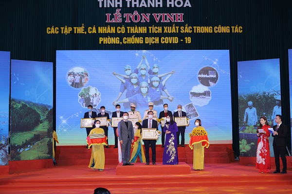 Công ty Xăng dầu Thanh Hóa được tôn vinh và nhận Bằng khen về thành tích phòng, chống dịch Covid-19