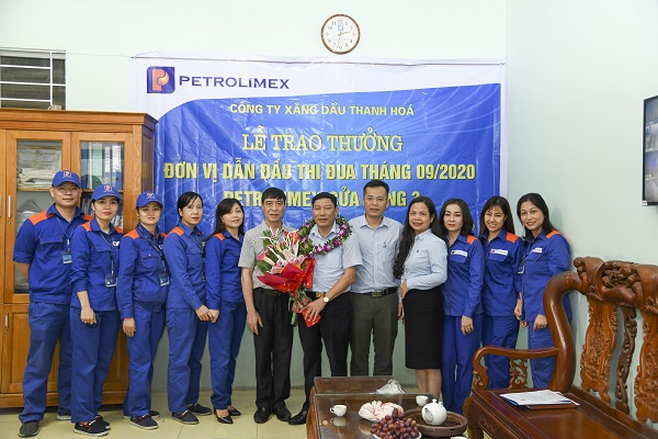 Vinh danh, khen thưởng PETROLIMEX-Cửa hàng 3, đơn vị dẫn đầu thi đua khối CHXD tháng 9/2020.