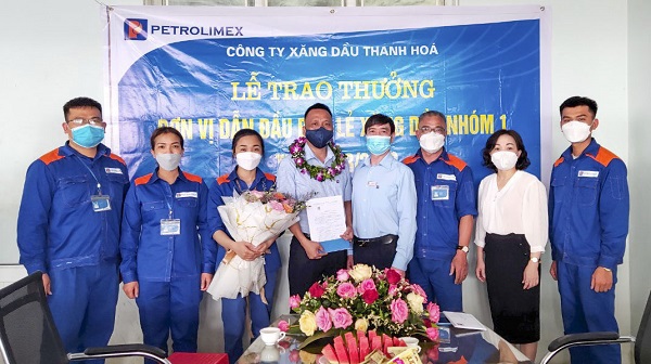 Biểu dương, khen thưởng các đơn vị dẫn đầu thi đua khối chxd tháng 3/2022