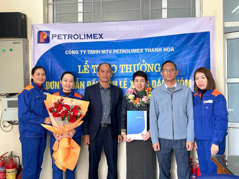 Biểu dương, khen thưởng Petrolimex-Cửa hàng 10, 111, 89 đơn vị dẫn đầu thi đua khối CHXD tháng 12/2025.