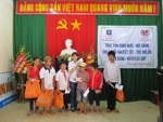Trao vốn chăn nuôi và tặng học bổng cho người khuyết tật và trẻ mồ côi ở xã Ea Bung huyện Ea sup