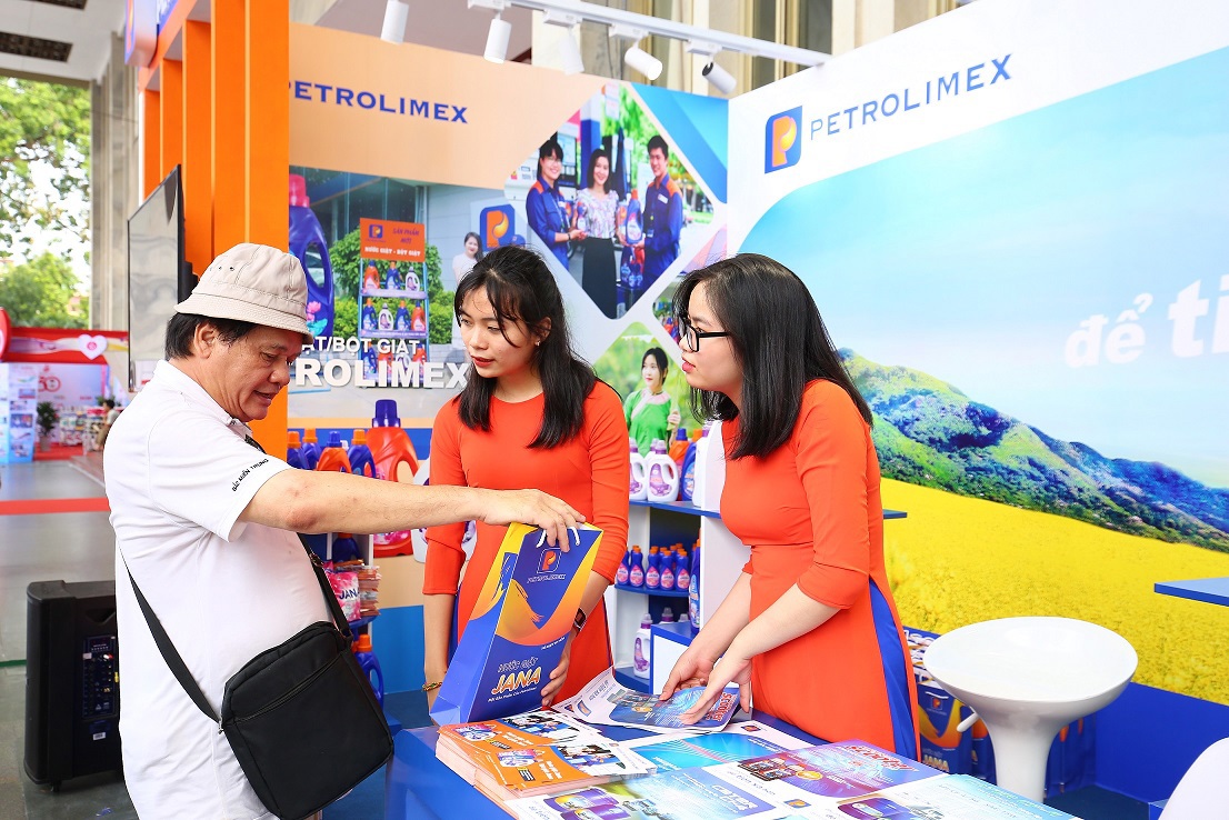 Nên chọn Bột giặt hay nước giặt