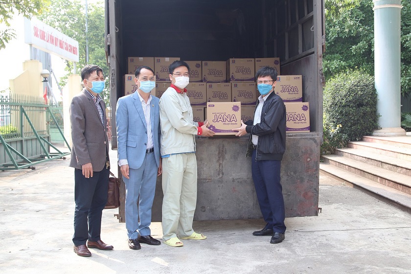 Trao tặng 100 thùng nước giặt Jana, Petrolimex đến cư dân thôn Hạ Lôi xã Mê Linh