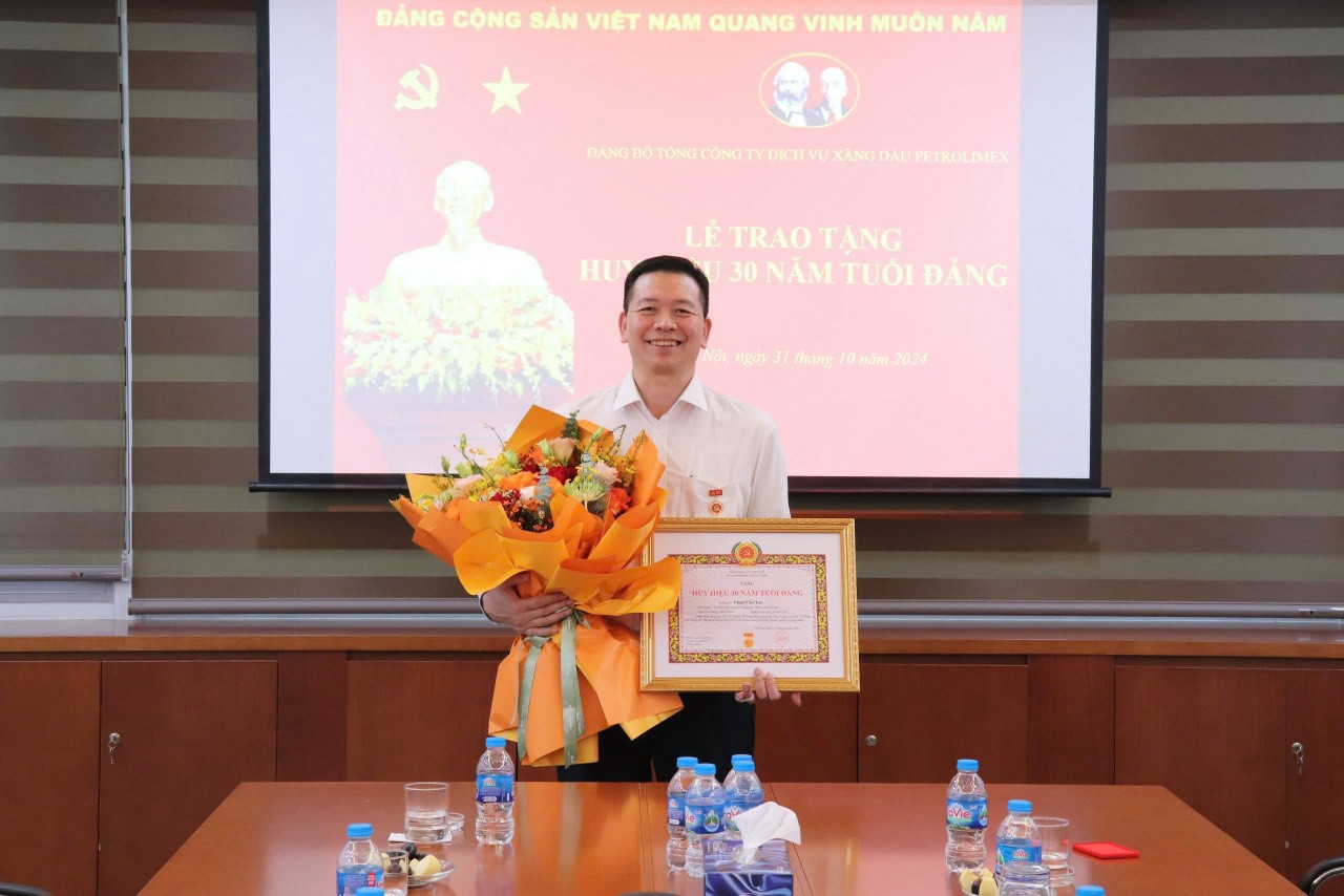 Tổ chức trao tặng Huy hiệu 30 năm tuổi Đảng