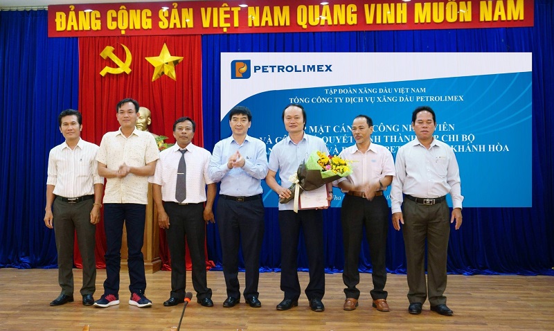 Gặp mặt CBCNV và công bố Quyết định thành lập Chi bộ Chi nhánh Vận tải và Dịch vụ Petrolimex Khánh Hòa