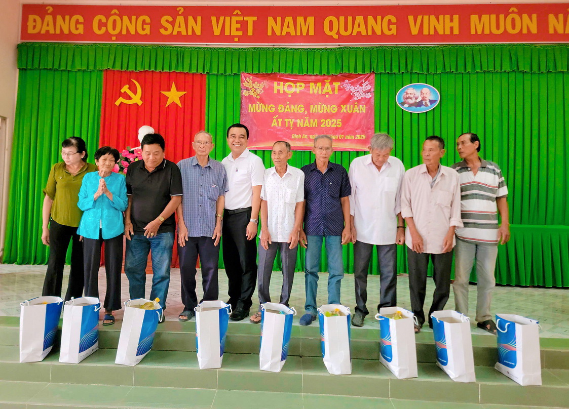 Petrolimex Trà Vinh tặng 130 phần quà Tết cho gia đình chính sách tại xã Định An