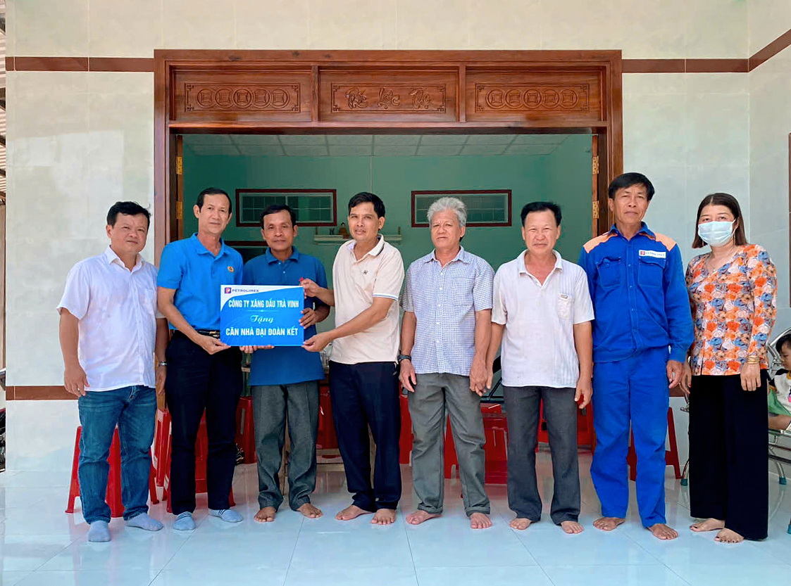 Petrolimex Trà Vinh tặng nhà Đại đoàn kết