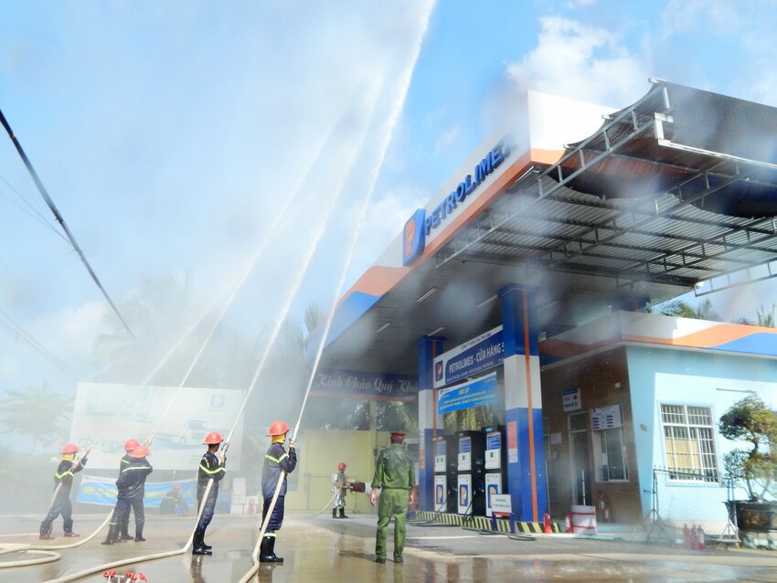 Petrolimex Trà Vinh thực tập PCCC & CNCH, ứng phó sự cố tràn dầu tại Cửa hàng 56