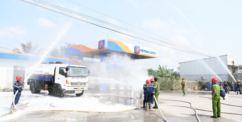 Thực tập PCCC & CNCH kết hợp với ứng phó sự cố tràn dầu tại Petrolimex Cửa hàng 26