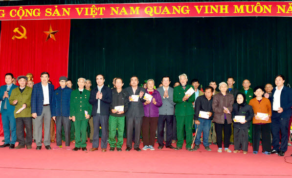 Petrolimex Tuyên Quang tặng quà tới các hộ có hoàn cảnh khó khăn của xã Tân Trào, xã Lương Thiện tỉnh Tuyên Quang