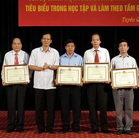 Đẩy mạnh phong trào "Học tập và làm theo tấm gương đạo đức Hồ Chí Minh"