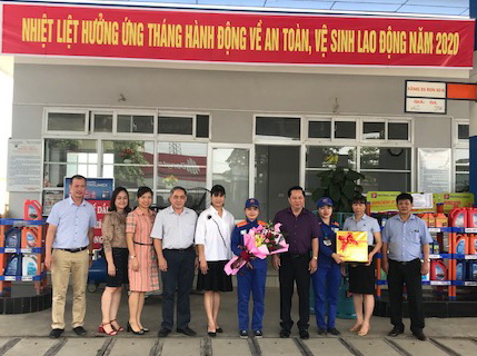 Công đoàn Petrolimex trao 50 triệu hỗ trợ cho CNVC-LĐ Petrolimex Tuyên Quang nhân tháng công nhân năm 2020.