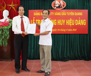 Lễ trao tặng Huy hiệu 30 năm tuổi Đảng