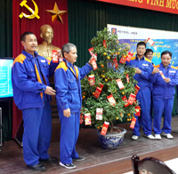 Vui xuân mới không quên nhiệm vụ.