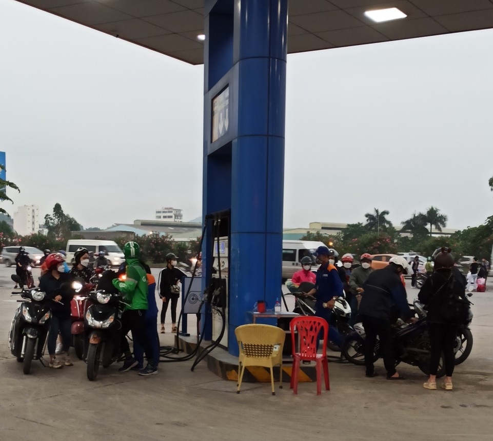 Bà con nhân dân cứ yên tâm lên xe. Việc cung ứng xăng dầu hãy để Petajico Hà Nội được lo