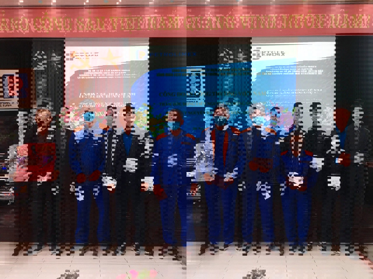 Công đoàn Công thương Việt Nam và Công đoàn các cấp thăm hỏi tặng quà cho đoàn viên công đoàn, người lao động Petajico Hà Nội