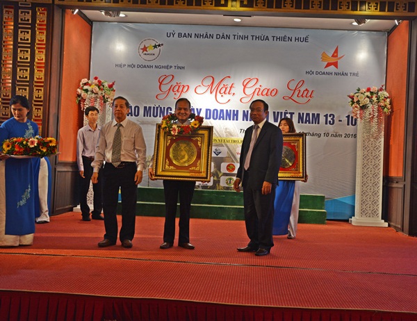 Chủ tịch kiêm Giám đốc Petrolimex T.T Huế nhận danh hiệu Doanh nhân tiêu biểu tỉnh năm 2016