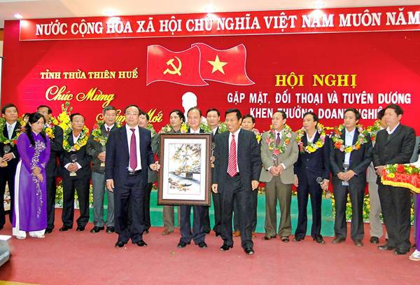 Được Tỉnh tôn vinh "Doanh nghiệp xuất sắc toàn diện năm 2012"