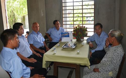 Thăm hỏi, biếu quà Mẹ VNAH Tống Thị Nhơn