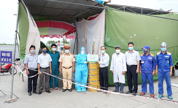 Thăm, tặng quà các chốt kiểm dịch y tế phòng chống Covid-19