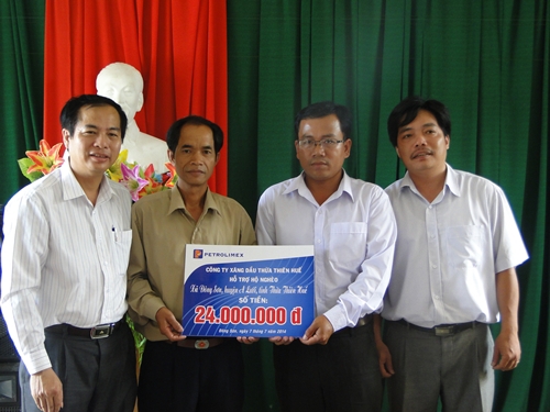 Tiếp tục giúp đỡ hộ nghèo xã Đông Sơn xóa đói giảm nghèo