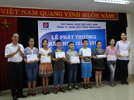 Khen thưởng học sinh xuất sắc năm học 2013 - 2014