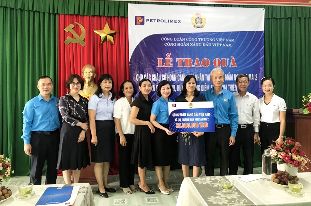 Tặng quà cho các cháu học sinh có hoàn cảnh khó khăn tại Thừa Thiên Huế