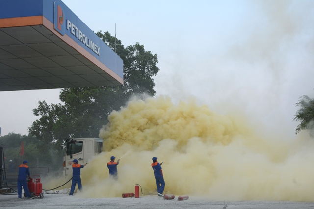 Phối hợp diễn tập phương án PCCC và CNCH tại Petrolimex – Cửa hàng 29