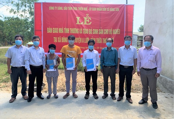 Bàn giao nhà tình thương và bò giống tặng hộ nghèo xã biên giới Đông Sơn