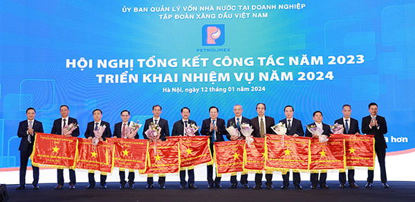 Petrolimex Thừa Thiên Huế vinh dự nhận cờ thi đua của Ủy ban quản lý vốn nhà nước tại doanh nghiệp