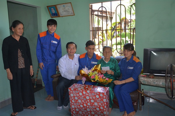 Thăm hỏi, biếu quà Mẹ Việt Nam anh hùng nhân ngày 27/7
