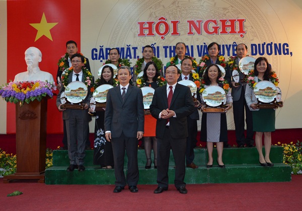 Petrolimex Thừa Thiên Huế được UBND Tỉnh tuyên dương “Doanh nghiệp xuất sắc toàn diện năm 2015 ”