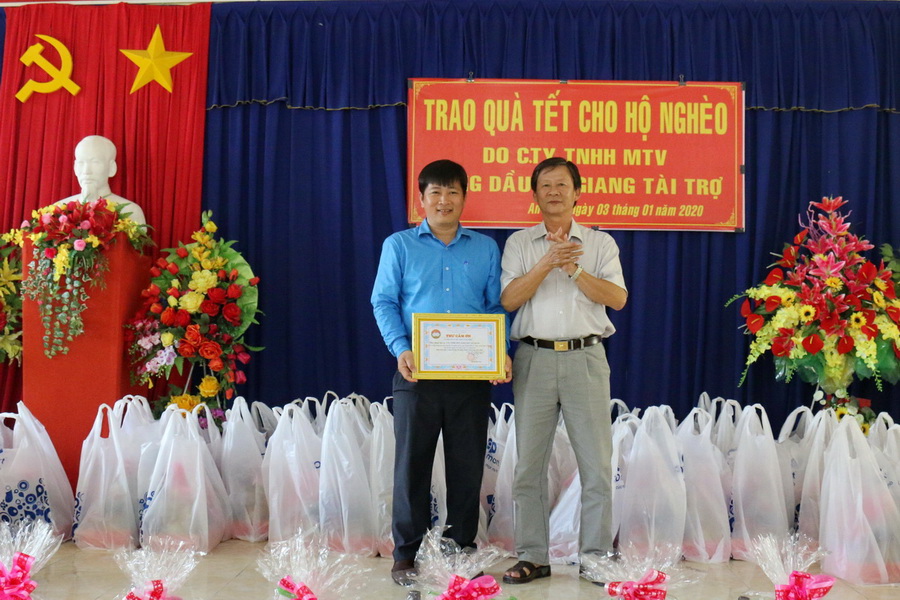 Trao tặng quà cho các hộ nghèo vui xuân đón Tết