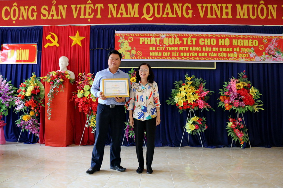 Tặng quà cho hộ nghèo vui xuân, đón Tết