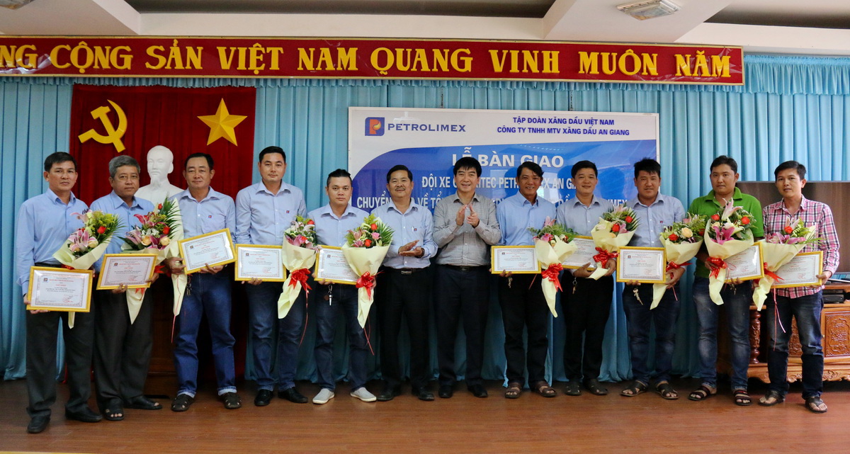 Lễ bàn giao xe xitec cho PTC